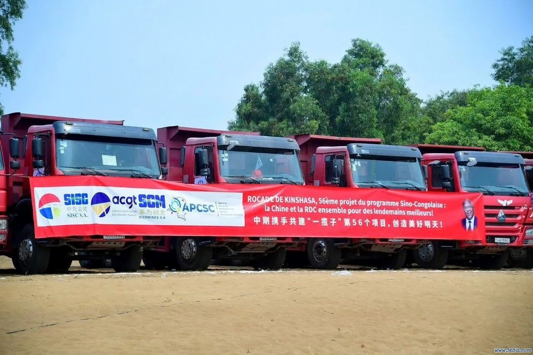 刚果(金)首都金沙萨环线公路项目开工仪式上的车辆