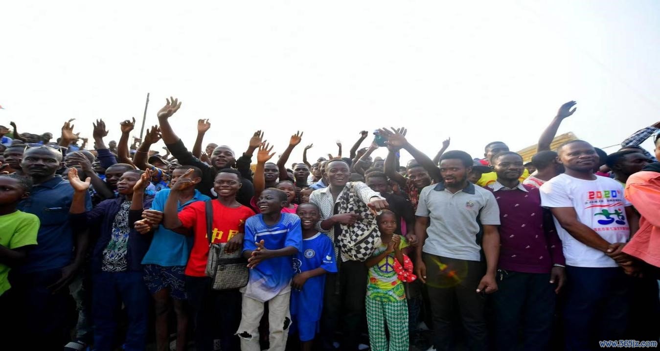 刚果(金)首都金沙萨环线公路项目开工仪式上的当地群众在线配资